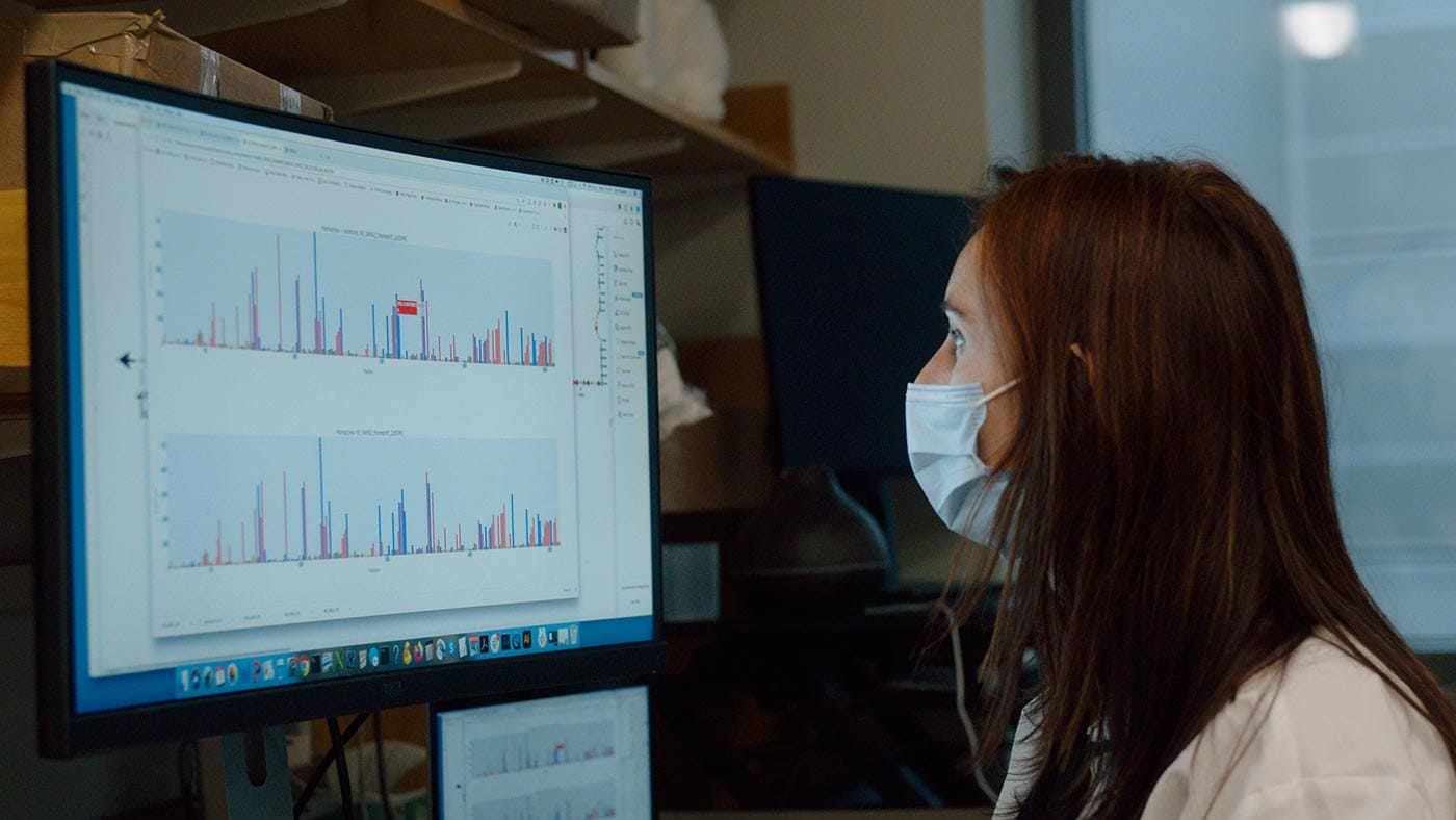 Silvi Rouskin looking at a monitor in her scientific lab.