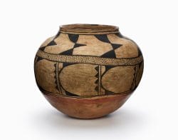 A Kewa jar with designs of triangular shapes and other geometric motifs.